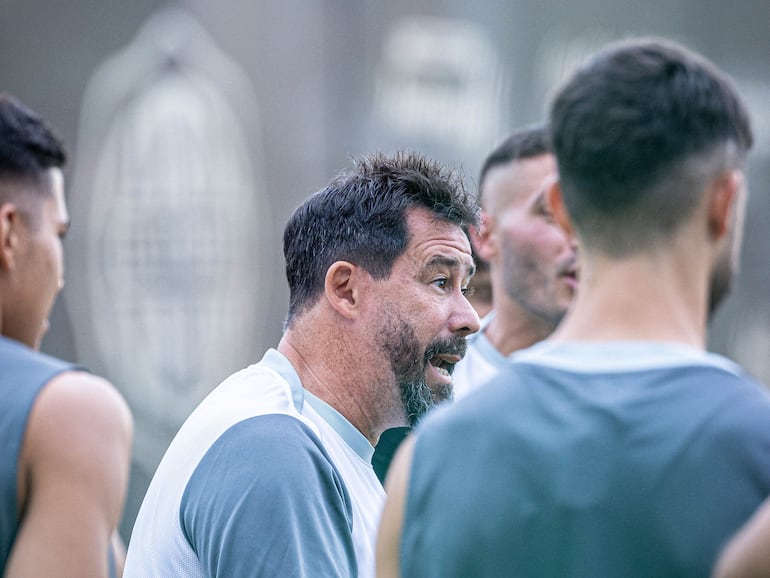 Olimpia define el once para el superclásico: la izquierda, la única duda