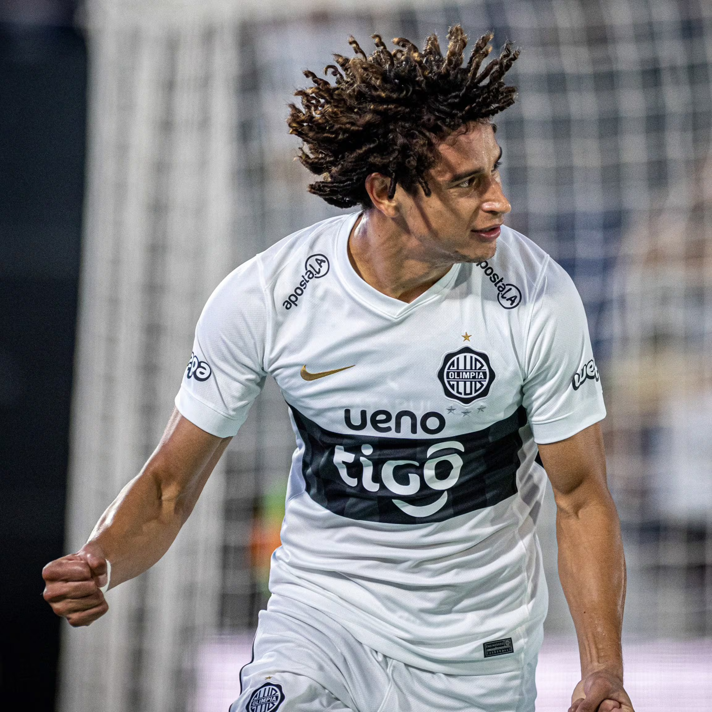 Adrián Alcaraz dejó Olimpia y viajó a México para firmar con el Pachuca de la Liga MX